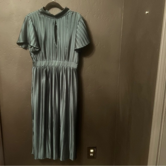 LULUS Radiant Reverie Emerald Plisse Short Sleeve Backless Midi Dress Size: L - Picture 6 of 17